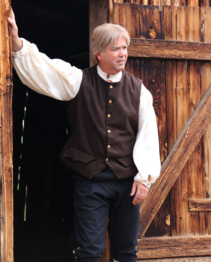 George Lindsey (Steve Austin) on his farm